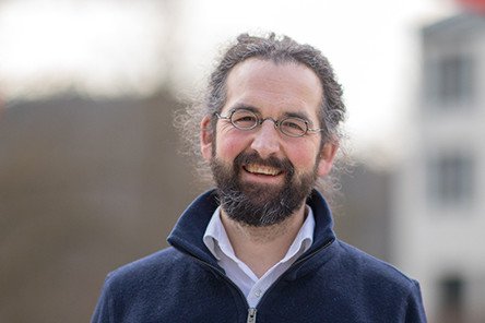 Foto von Prof. Dr. Florian Töpfl auf dem Campus der Universität Passau