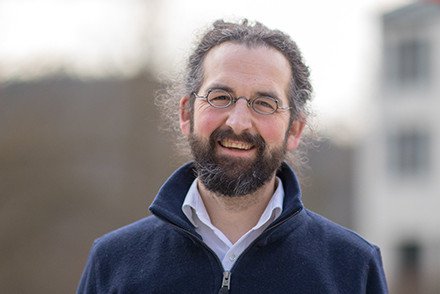 Foto von Prof. Dr. Florian Töpfl auf dem Campus der Universität Passau