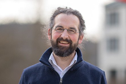 Foto von Prof. Dr. Florian Töpfl auf dem Campus der Universität Passau