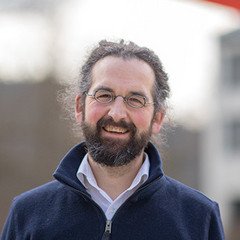 Foto von Prof. Dr. Florian T&ouml;pfl auf dem Campus der Universit&auml;t Passau